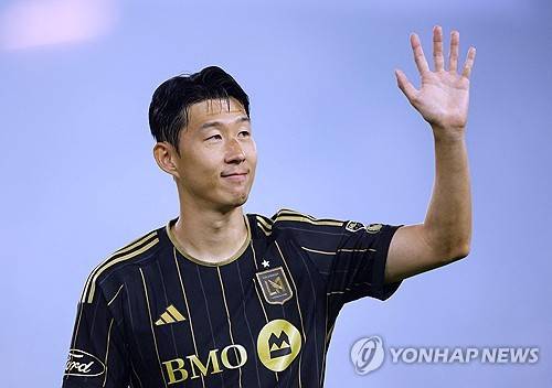 손흥민 이 정도야? 도심 산책에 2명 '밀착마크'… LAFC 선수단 깜짝 출연, 현지 축제 분위기→'SON 그라운드 밟나' 출전 여부 촉각