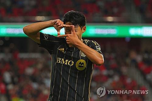 손흥민 이 정도야? 도심 산책에 2명 '밀착마크'… LAFC 선수단 깜짝 출연, 현지 축제 분위기→'SON 그라운드 밟나' 출전 여부 촉각