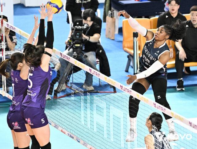 무패의 김천 요새, 드디어 함락! 흥국생명, 역스윕으로 한국도로공사에 시즌 첫 홈경기 패배 선사 [MD김천]