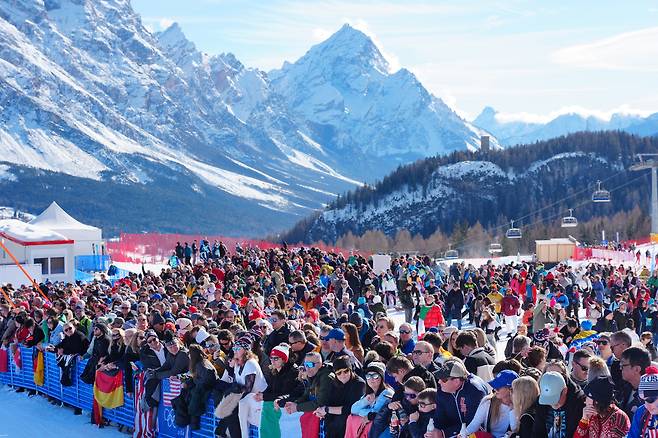 “패딩 입고 경기, 반팔 입고 관람”…영상 14도 밀라노 vs 영하 12도 코르티나 ‘두 계절 올림픽’[2026 동계올림픽]