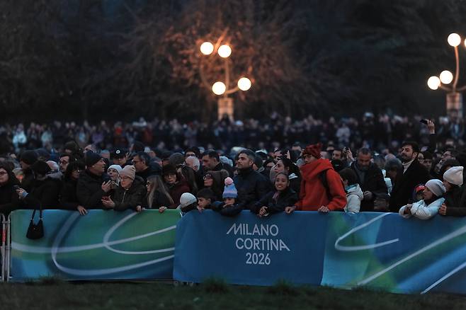 “패딩 입고 경기, 반팔 입고 관람”…영상 14도 밀라노 vs 영하 12도 코르티나 ‘두 계절 올림픽’[2026 동계올림픽]