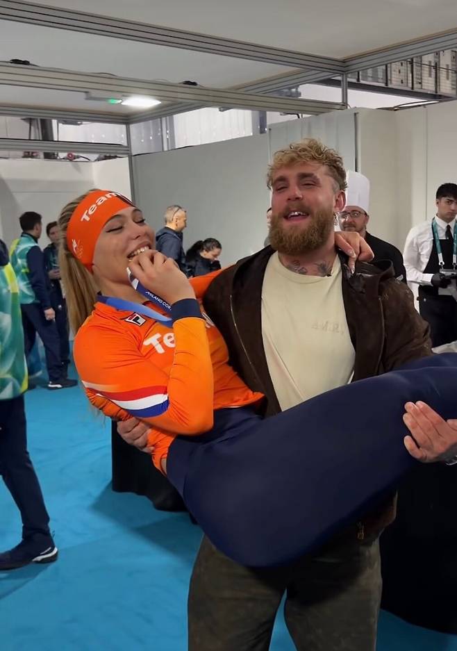 금메달 딴 후 스포츠 브라 노출…“100만 달러짜리 세리머니”