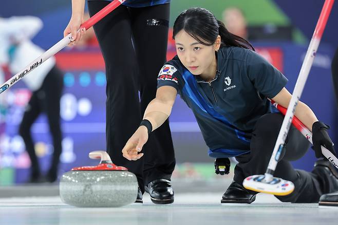 설 끝자락에 온 ‘승전보’ 될까…여자 컬링, 세계 1위 스위스와 3-3 접전[2026 동계올림픽]