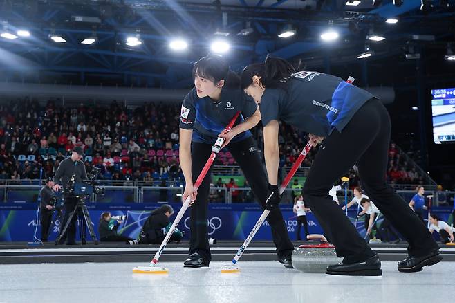 설 끝자락에 온 ‘승전보’ 될까…여자 컬링, 세계 1위 스위스와 3-3 접전[2026 동계올림픽]