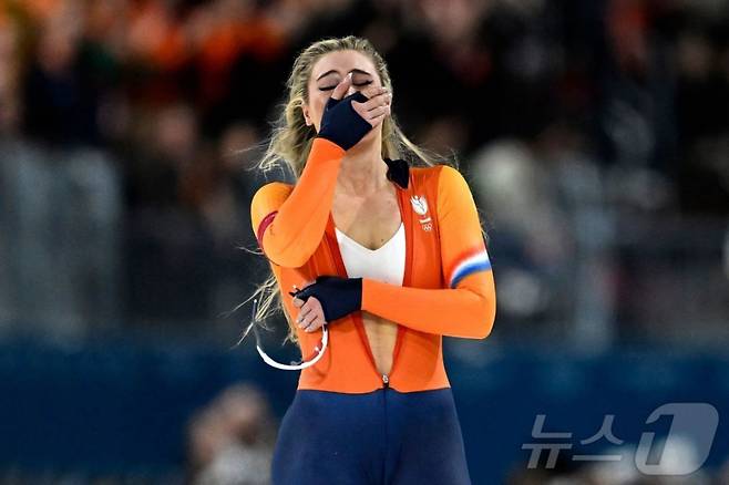 금메달 따고 지퍼 내렸다…SNS 뒤흔든 14억짜리 브라 세리머니