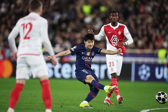 '슈퍼 조커' 이강인 또 후반 21분 교체 출전, PSG 두에 '2골+3골 관여' 원맨쇼+평점 9.9점 폭발.. 모나코에 3-2 역전승 UCL 16강 성큼