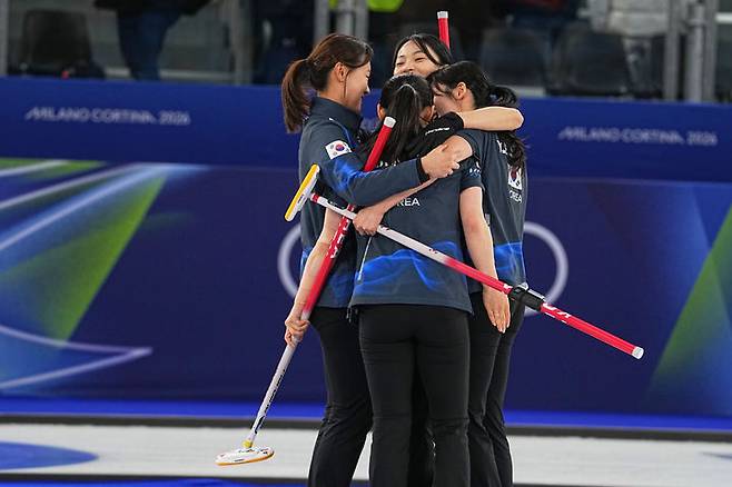 메달 노리는 여자 컬링 '5G'…4강 문턱서 '벼랑 끝 승부' 나선다[2026 동계올림픽]