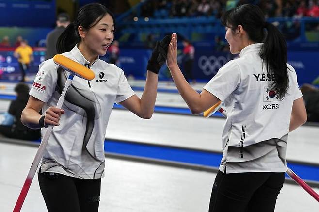 메달 노리는 여자 컬링 '5G'…4강 문턱서 '벼랑 끝 승부' 나선다[2026 동계올림픽]