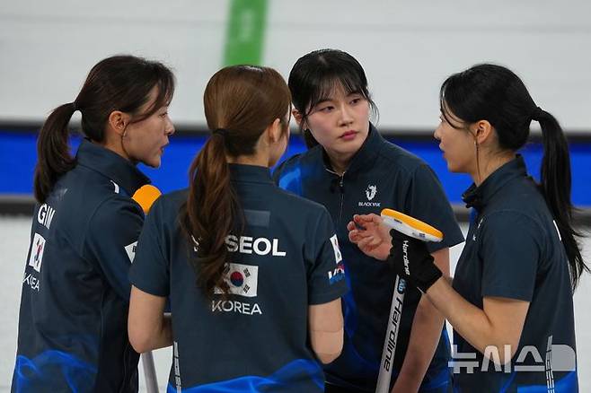 메달 노리는 여자 컬링 '5G'…4강 문턱서 '벼랑 끝 승부' 나선다[2026 동계올림픽]