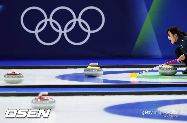 한국 여자 컬링 4승3패 공동 4위...스위스에 져 4강 경쟁 안갯속 [2026 동계올림픽]