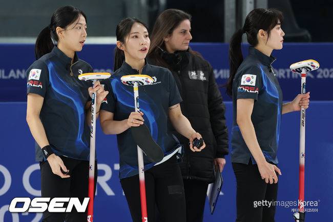 한국 여자 컬링 4승3패 공동 4위...스위스에 져 4강 경쟁 안갯속 [2026 동계올림픽]