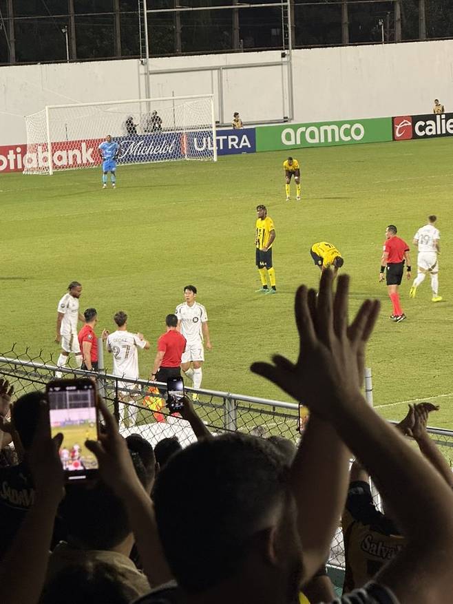 '손흥민 기립박수까지 받았다' 참패 당한 상대도 감탄한 1골·3도움 '원맨쇼'