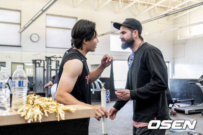 'LG 효자 외인' 켈리의 깜짝 방문,