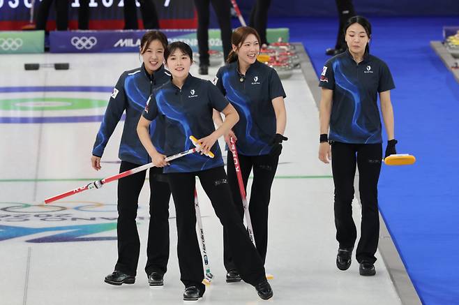 韓 여자 컬링, 강호 ‘스웨덴’과 맞대결…4승 3패로 현재 공동 4위 [밀라노 동계올림픽]