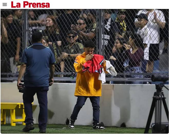 '손흥민 덕에 눈물 펑펑' 1-6 대패 후 사인 받고 감격한 관계자 화제