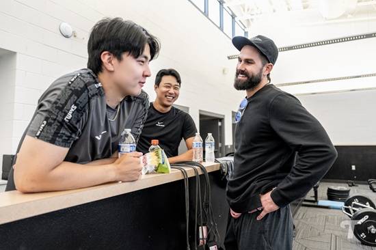 LG 팬 가슴 뛴다! '잠실 예수' 복귀? 켈리, 애리조나 캠프 방문…