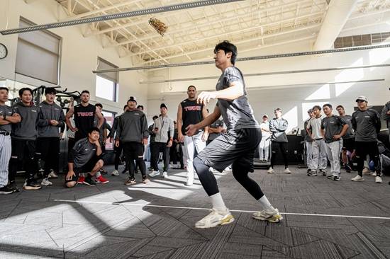 LG 팬 가슴 뛴다! '잠실 예수' 복귀? 켈리, 애리조나 캠프 방문…