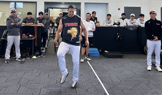 LG 팬 가슴 뛴다! '잠실 예수' 복귀? 켈리, 애리조나 캠프 방문…