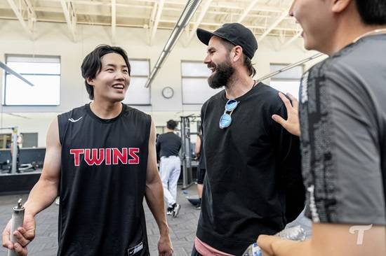 LG 팬 가슴 뛴다! '잠실 예수' 복귀? 켈리, 애리조나 캠프 방문…