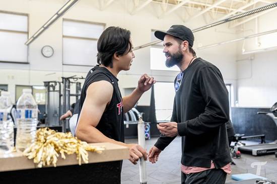 LG 팬 가슴 뛴다! '잠실 예수' 복귀? 켈리, 애리조나 캠프 방문…