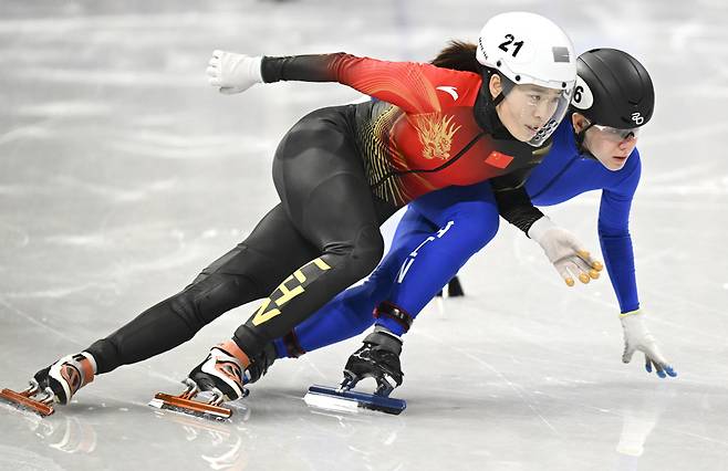 [밀라노 현장]한국 경쟁자도 안 된다, '홈 어드밴티지' 없으니 바닥 없는 추락...무너진 중국 여자 쇼트트랙