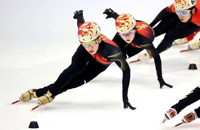 [밀라노 현장]한국 경쟁자도 안 된다, '홈 어드밴티지' 없으니 바닥 없는 추락...무너진 중국 여자 쇼트트랙