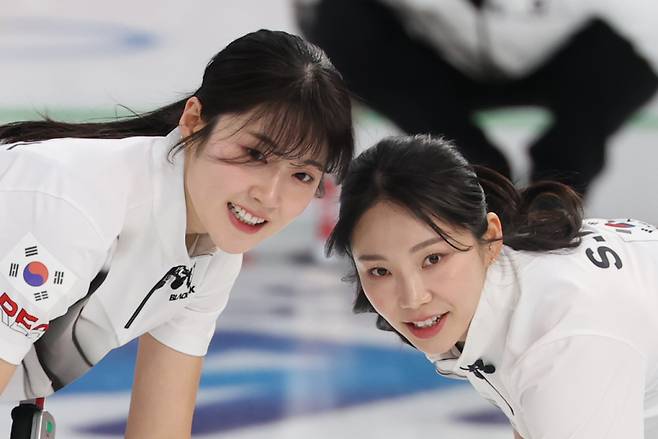 '1등 잡아봤어?' 스웨덴 꺾은 한국-캐나다, 女 컬링 최종전 대격돌…'세계 1위' 넘어야 메달 보인다 [2026 밀라노]