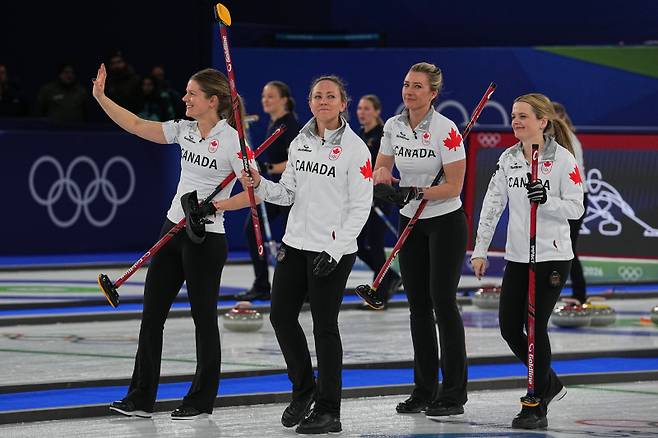 '1등 잡아봤어?' 스웨덴 꺾은 한국-캐나다, 女 컬링 최종전 대격돌…'세계 1위' 넘어야 메달 보인다 [2026 밀라노]