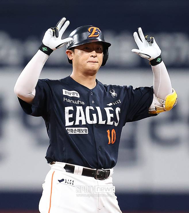 KIA→한화 트레이드가 인생을 바꿨다…연봉 1억 1000만원 급상승, 올해는 100억 거포 유탄 피할수 있나