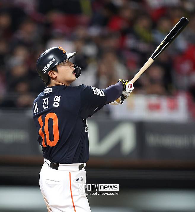 KIA→한화 트레이드가 인생을 바꿨다…연봉 1억 1000만원 급상승, 올해는 100억 거포 유탄 피할수 있나