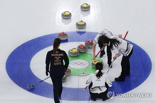 [올림픽] 여자 컬링, 1위 스웨덴에 7엔드 만에 8-3 낙승…준결승 청신호(종합)