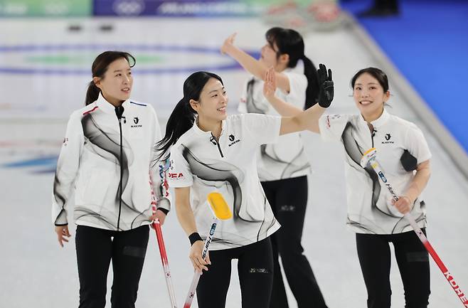 한국 女컬링, 예선 1위 스웨덴에 8-3 완승… 캐나다 이기면 자력 4강