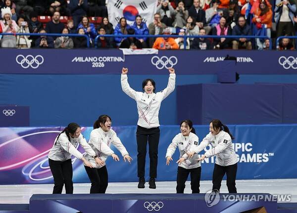 왜 시상대서 이런 세리머니를? '32세' 맏언니 위한 동생들의 배려 [올림픽 스틸컷]