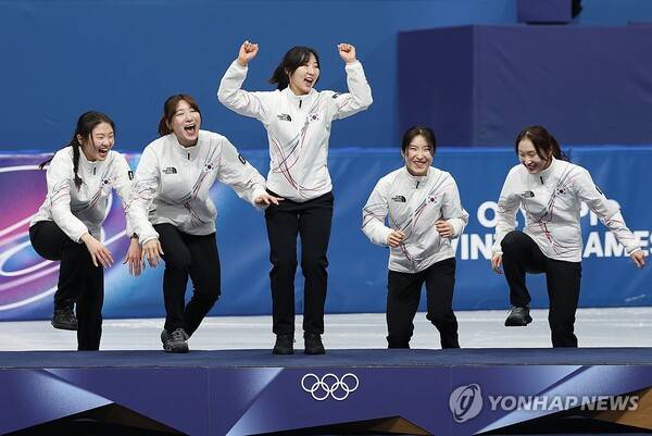 왜 시상대서 이런 세리머니를? '32세' 맏언니 위한 동생들의 배려 [올림픽 스틸컷]