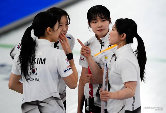 ‘우승 후보 격파’ 한국 女 컬링, 캐나다 꺾고 ‘자력 4강’ 이룰까 [올림픽]