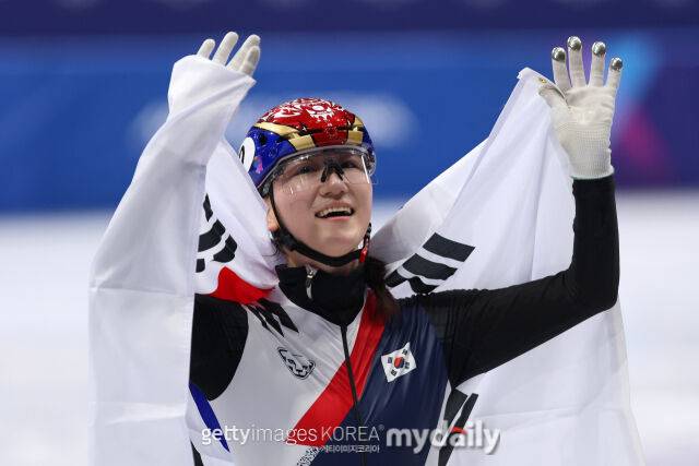 30세에 나선 첫 올림픽, 금메달, 뜨거운 눈물…‘계주의 달인’ 노도희, 최고의 무대에서 최고가 되다 [2026동계올림픽]