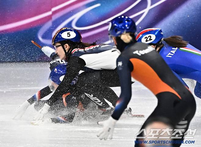 '이걸 어떻게 피하지?' 메달도 못 딸 줄 알았는데.. '그걸 피하고 그걸 역전하다니' 최민정이 완성한 금메달 시나리오[밀라노현장]