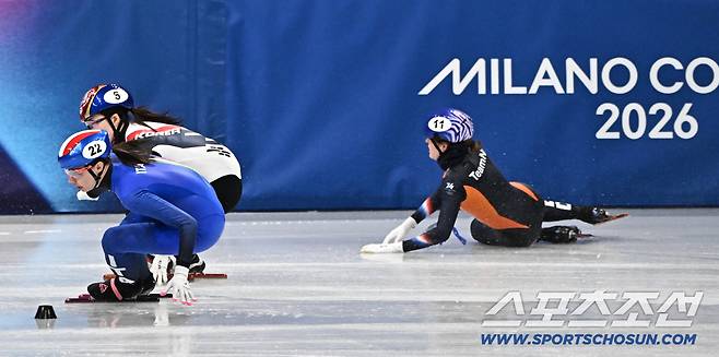 '이걸 어떻게 피하지?' 메달도 못 딸 줄 알았는데.. '그걸 피하고 그걸 역전하다니' 최민정이 완성한 금메달 시나리오[밀라노현장]