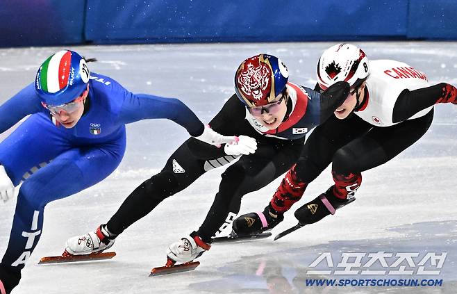 '이걸 어떻게 피하지?' 메달도 못 딸 줄 알았는데.. '그걸 피하고 그걸 역전하다니' 최민정이 완성한 금메달 시나리오[밀라노현장]