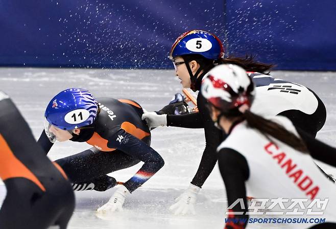 '이걸 어떻게 피하지?' 메달도 못 딸 줄 알았는데.. '그걸 피하고 그걸 역전하다니' 최민정이 완성한 금메달 시나리오[밀라노현장]