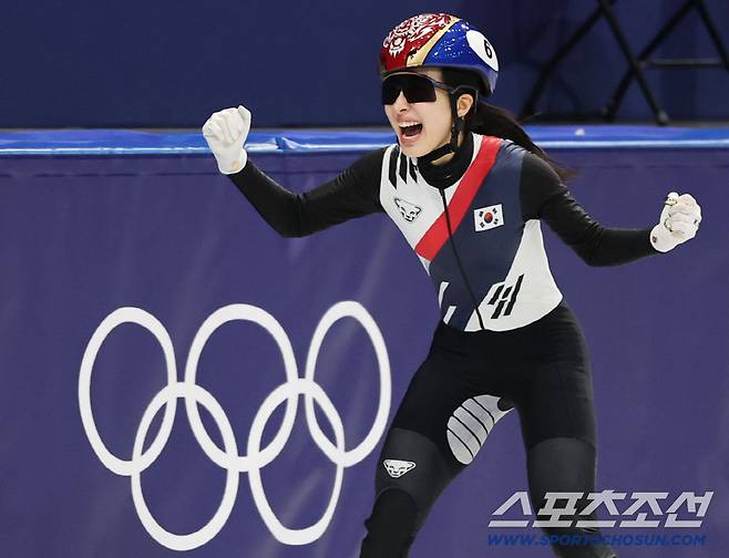 '이걸 어떻게 피하지?' 메달도 못 딸 줄 알았는데.. '그걸 피하고 그걸 역전하다니' 최민정이 완성한 금메달 시나리오[밀라노현장]