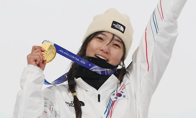 '금메달' 최가온, 골절상 진단 나왔다…SNS에 진단 결과 암시→'투혼의 올림픽 챔피언' 더더욱 감동 [2026 밀라노]