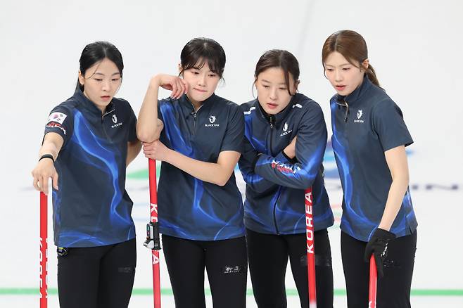 '캐나다-미국에 영국까지' 女 컬링 4강 경우의 수, 복잡해 보이지만 단순하다…캐나다전 이겨야 올라간다 [2026 밀라노]
