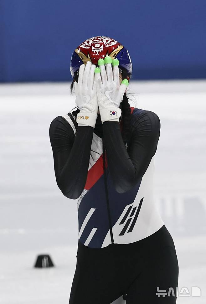 '눈물 펑펑' 심석희, 이젠 웃을 때... '비하 논란' 딛고 계주 '3번째 金' 최민정 밀어준 '합심 레이스' [밀라노 현장]