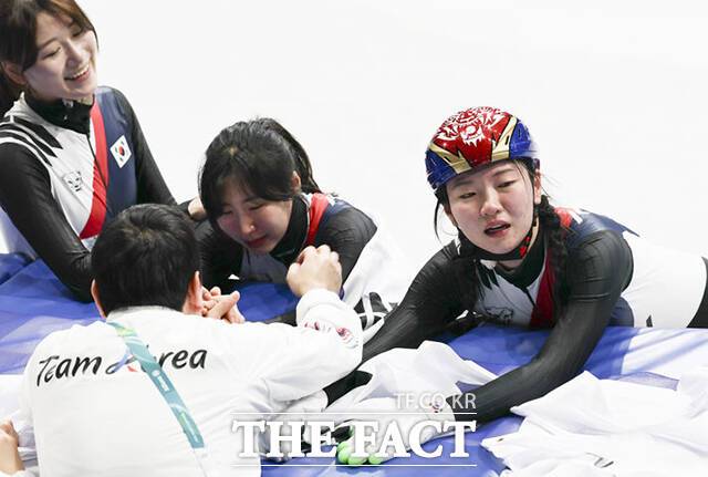 [동계올림픽] 심석희, 쇼트트랙 3000m 계주 金 목에 걸고 '뜨거운 눈물'