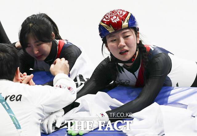 [동계올림픽] 심석희, 쇼트트랙 3000m 계주 金 목에 걸고 '뜨거운 눈물'