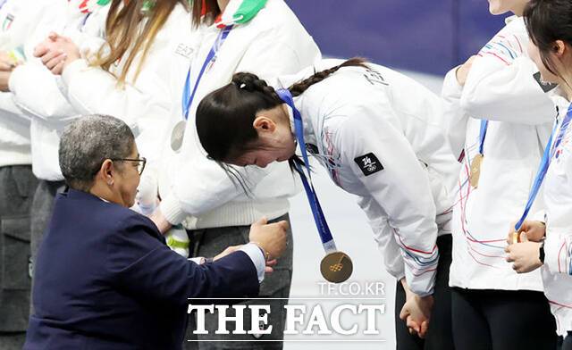 [동계올림픽] 심석희, 쇼트트랙 3000m 계주 金 목에 걸고 '뜨거운 눈물'