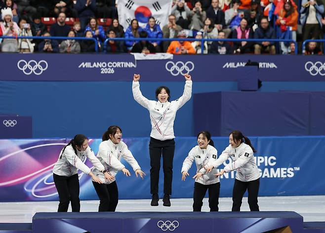 “동생들이 만든 1인 시상식” 금메달만큼 울컥했던 순간의 비밀[2026 동계올림픽]