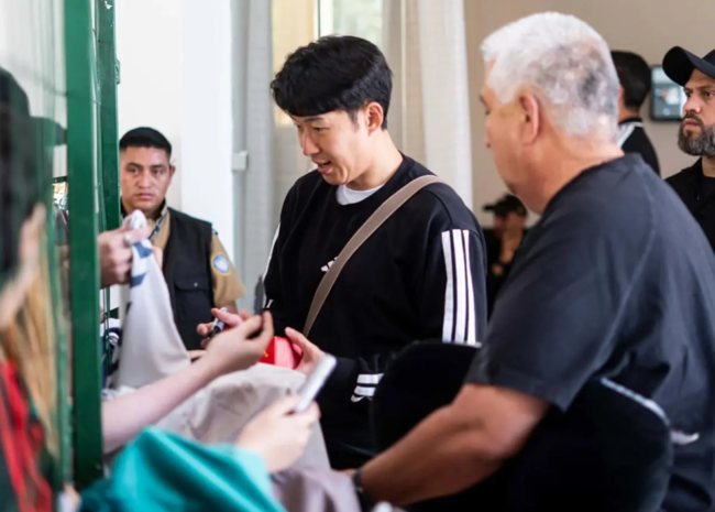 ‘미국행 비행기 두 번이나 지연됐는데…’ 손흥민 또 미담 폭발, 숙소 떠나는 순간까지 ‘겸손하게 팬 배웅’