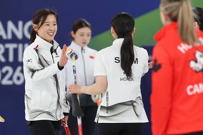 벼랑 끝 한판…한국 여자 컬링, 캐나다와 전반 4-4 혈투[2026 동계올림픽]